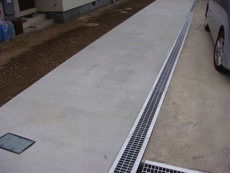 排水溝の施工の画像