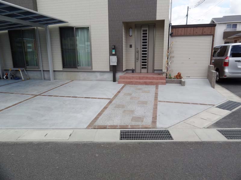 玄関アプローチ＆駐車スペースの画像